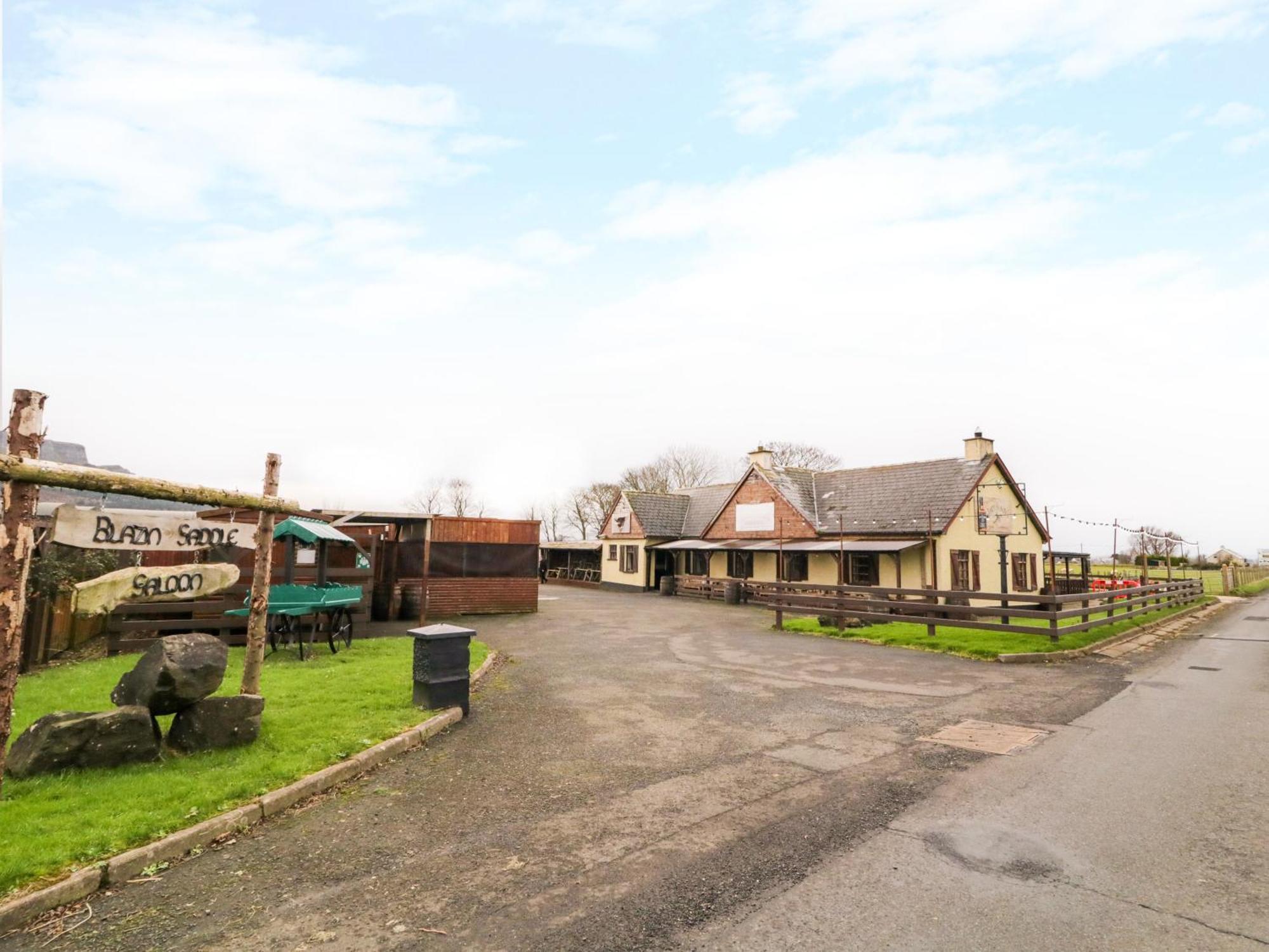 Apache Falls Lodge Limavady Exterior photo